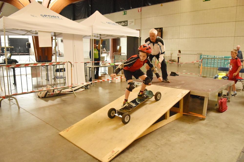 Leerlingen proeven van waterskiën, curling en andere sporttakken in Kortrijk Xpo