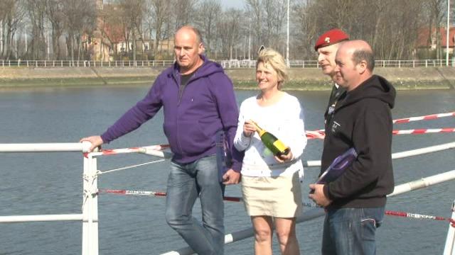 Aan de verdrinkingsdood ontsnapte vrouw dankt haar redders in Nieuwpoort met champagne