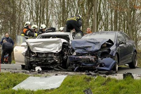 Eén dode en een zwaargewonde bij dramatisch ongeval in Eernegem