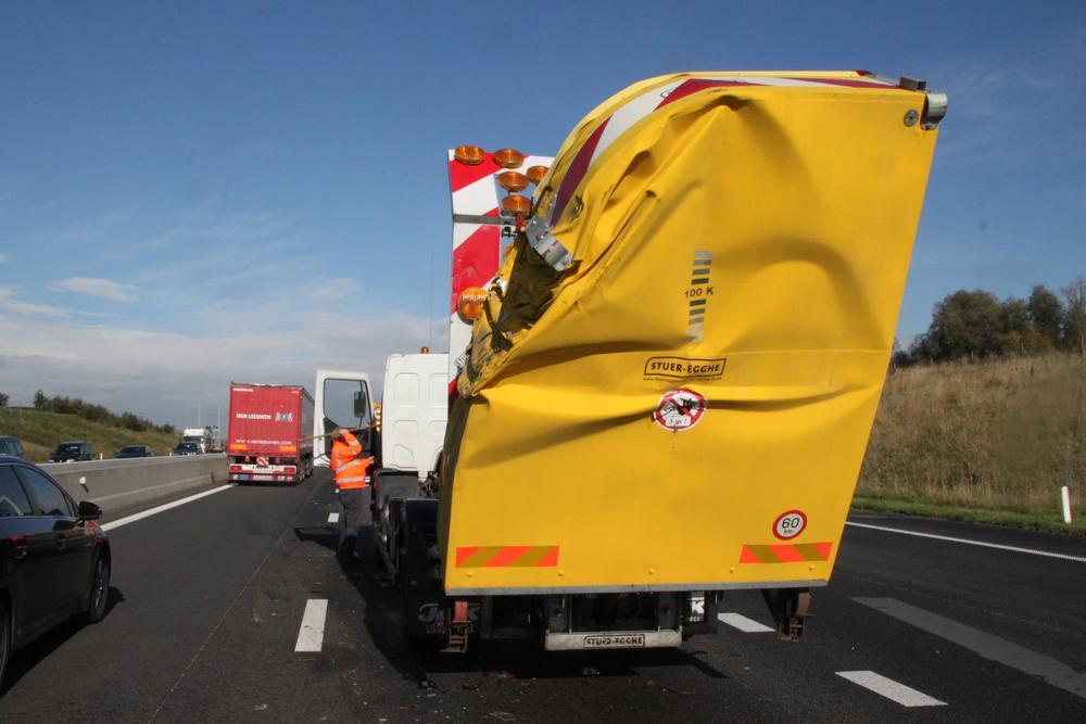 Kleine vrachtwagen knalt op botsabsorbeerder op E403 in Lichtervelde