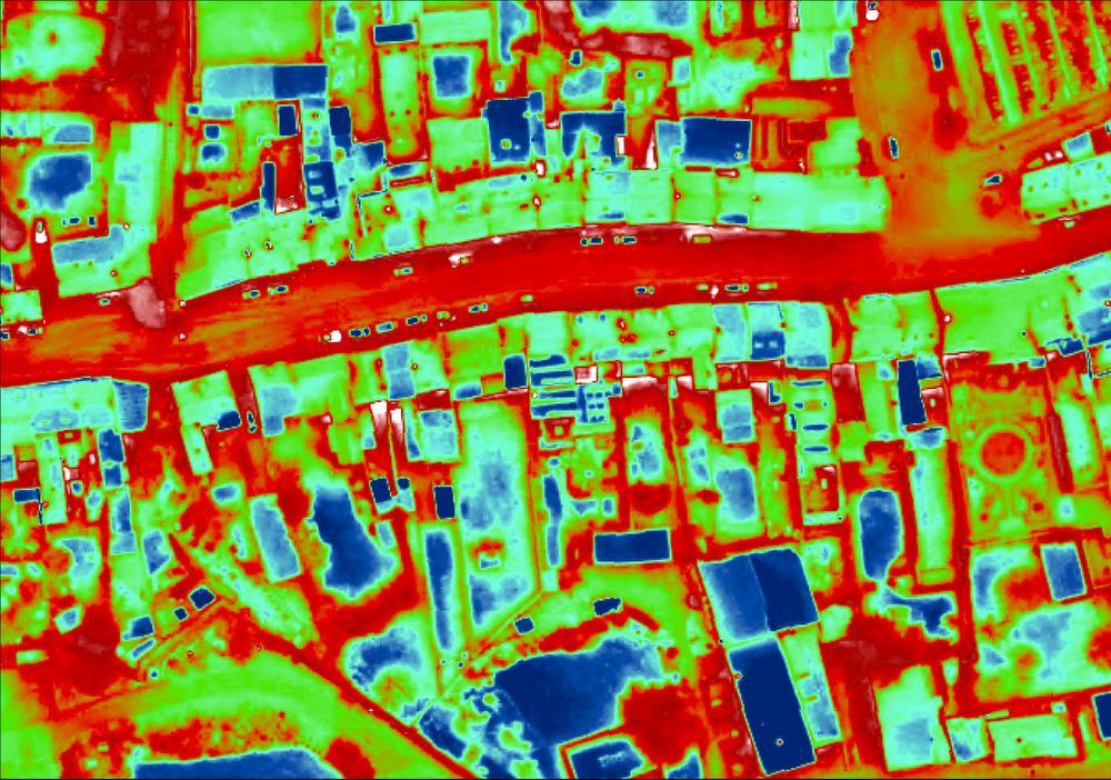 Een stukje van de thermografische luchtfoto, meerbepaald de Weststraat en een deel van de Hogebrugstraat in Lo. (GF)