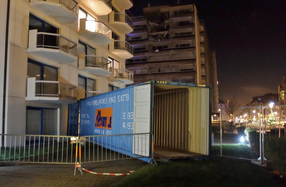 Voor de ingang van het appartementsblok 'Morgenzon' werd een container geplaatst, om bezoekers te beschermen tegen vallende brokstukken.