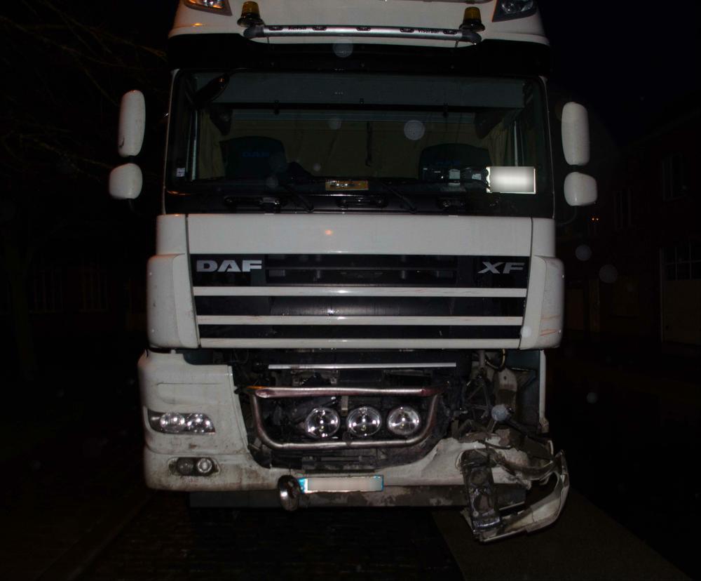 Vrachtwagen met boomstammen ramt bestelwagen in Geluwe