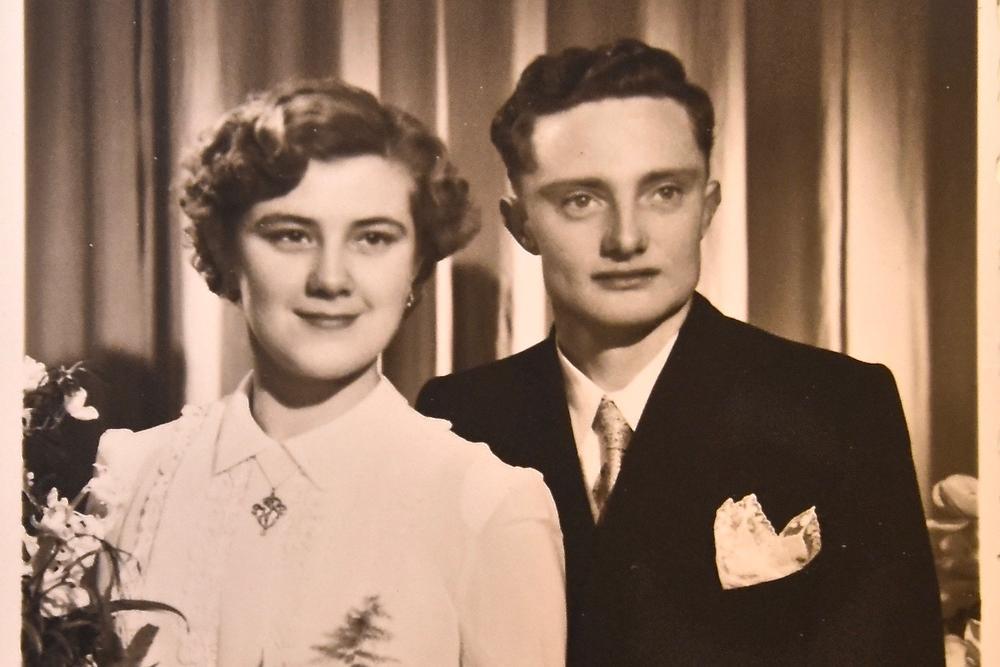 60 jaar geleden lieten Erna en André hun huwelijksfoto maken. (GF)