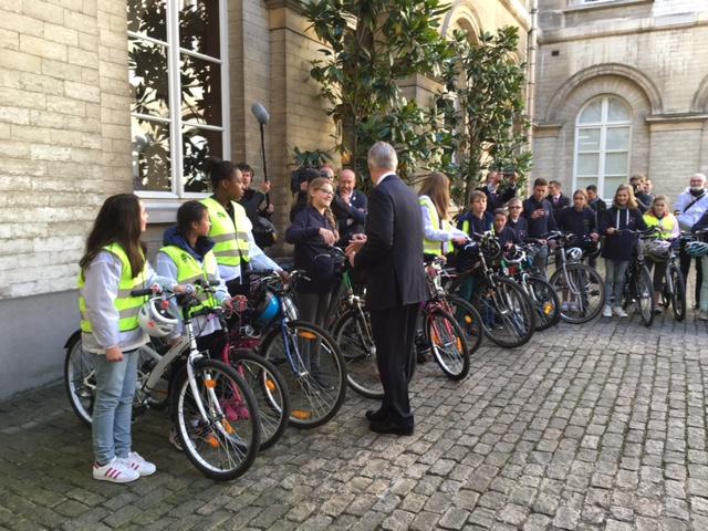 Koning Filip ontvangt leerlingen De Ooievaar uit Poelkapelle met hun fiets op het Paleis