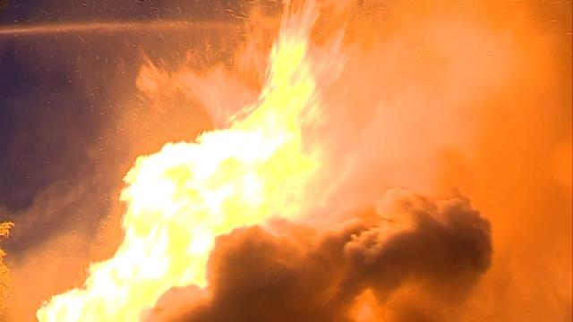 Zware brand in Iepers houtverwerkingsbedrijf : brandweermannen gewond bij bluswerken