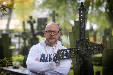 De spreidstand van Kevin Rombaux: grafdelver in Brugge, comedian na zijn uren