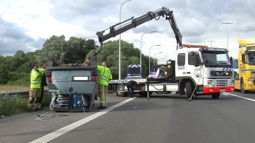 Bestelwagen gaat over de kop na aanrijding