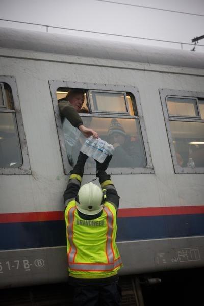 Zo'n 1.000 treinreizigers zitten urenlang vast op defecte trein in Lichtervelde