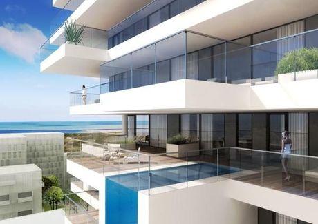 Ongezien: appartement aan zee met zwembad ín het balkon