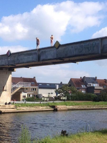 Tieners halen halsbrekende toeren uit op Bombardierbrug in Sint-Michiels