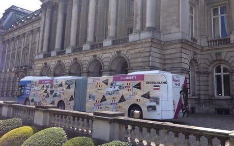 Albert I-bus van Luc Glorieux wordt vrijdag voor het paleis in Brussel door vorsten ingewandeld