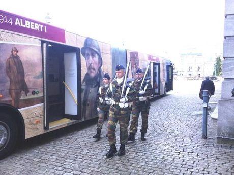 Albert I-bus van Luc Glorieux wordt vrijdag voor het paleis in Brussel door vorsten ingewandeld