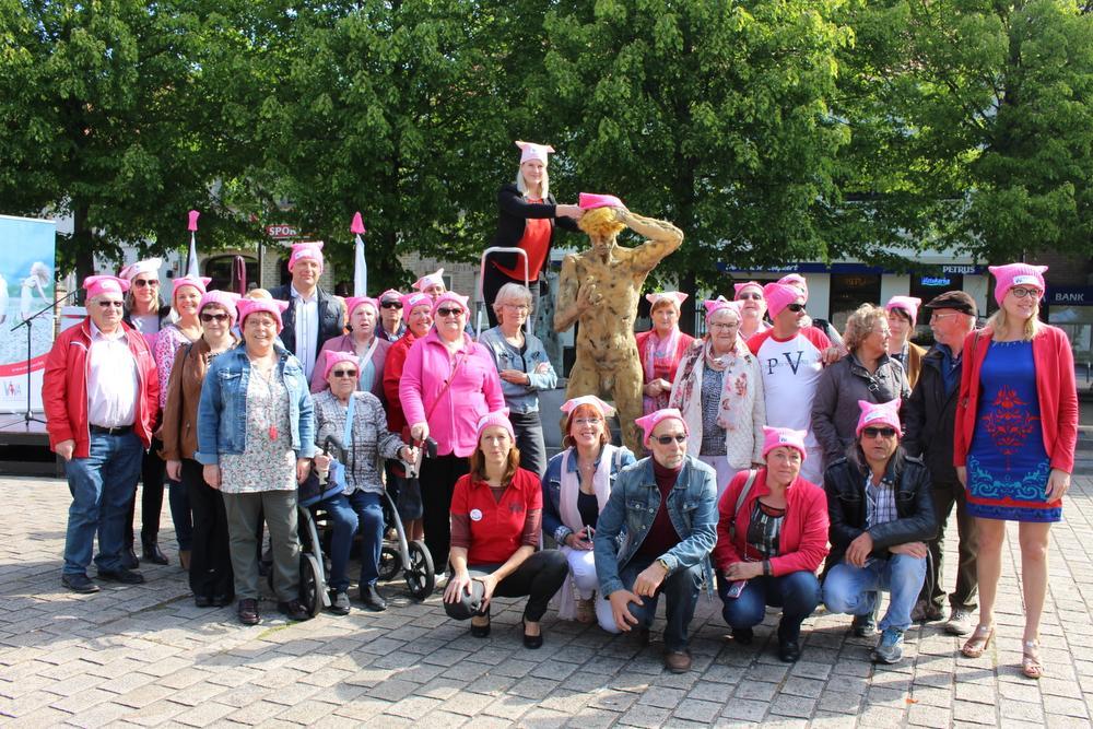 Viva-SVV Oudenburg protesteert met roze pussymuts tegen Donald Trump 