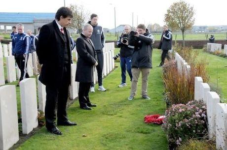 VIDEO Gareth Bale en co herdenken gesneuvelde Welshe soldaten in Langemark-Poelkapelle