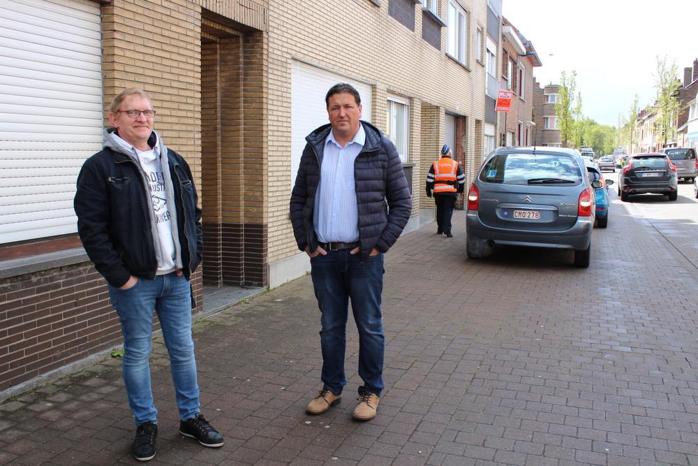 Karel Labens en Freddy Dugardein. De politie voert geregeld controles uit aan de school. Zelfs dan nog waagden ouders zich aan onreglementair parkeren. (Foto JRO)