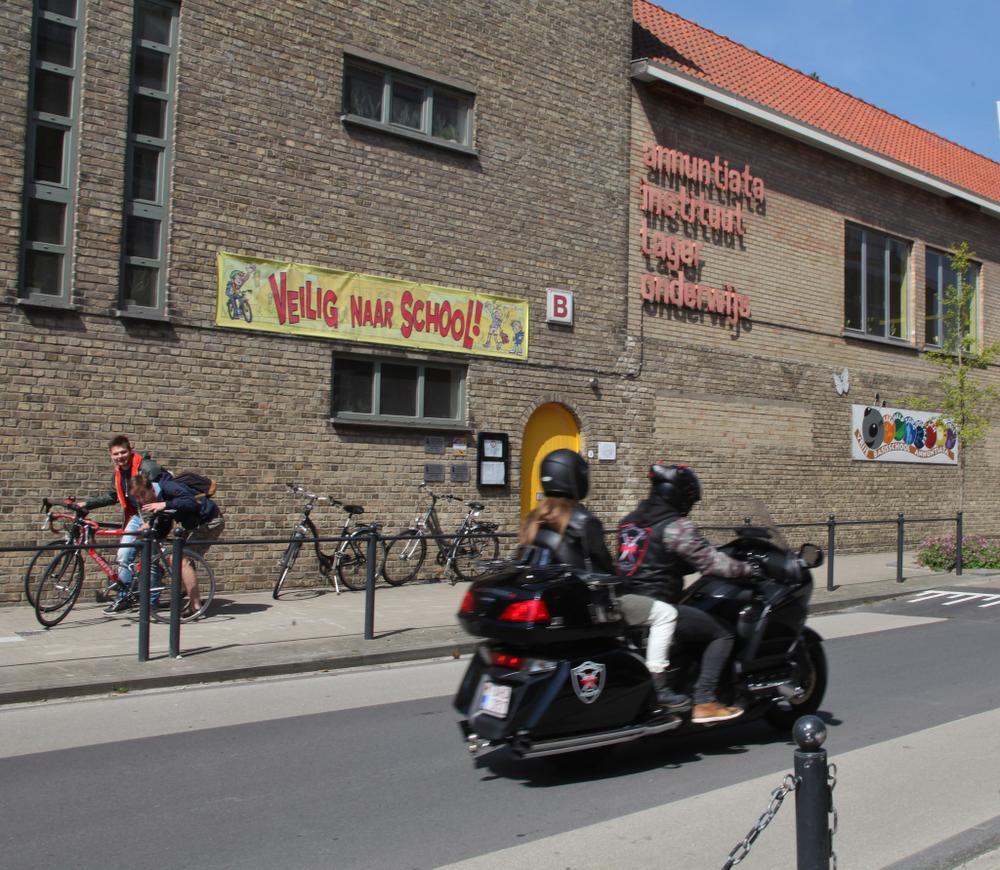 De bikeres van Crusade for Justice Belgium brachten het meisje naar school om een signaal te geven en zodat ze niet meer gepest zou worden. (Foto MVO)