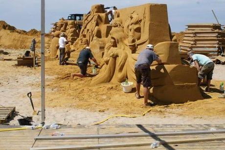 IN BEELD Oogstrelende werken aan zandsculpturen aan strand van Oostende hebben nu al veel bekijks