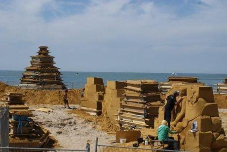 IN BEELD Oogstrelende werken aan zandsculpturen aan strand van Oostende hebben nu al veel bekijks