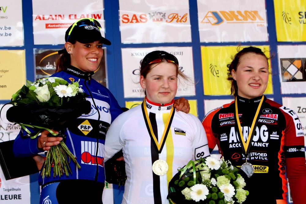 Laura Michielsen-Stevens (midden) pakte de Vlaamse titel bij de nieuwelingen.