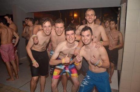 Studenten gingen weer massaal nachtzwemmen in Kortrijk
