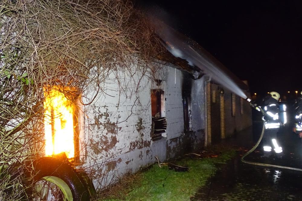 VIDEO Brandweer bestrijdt zware uitslaande brand in Ruiselede