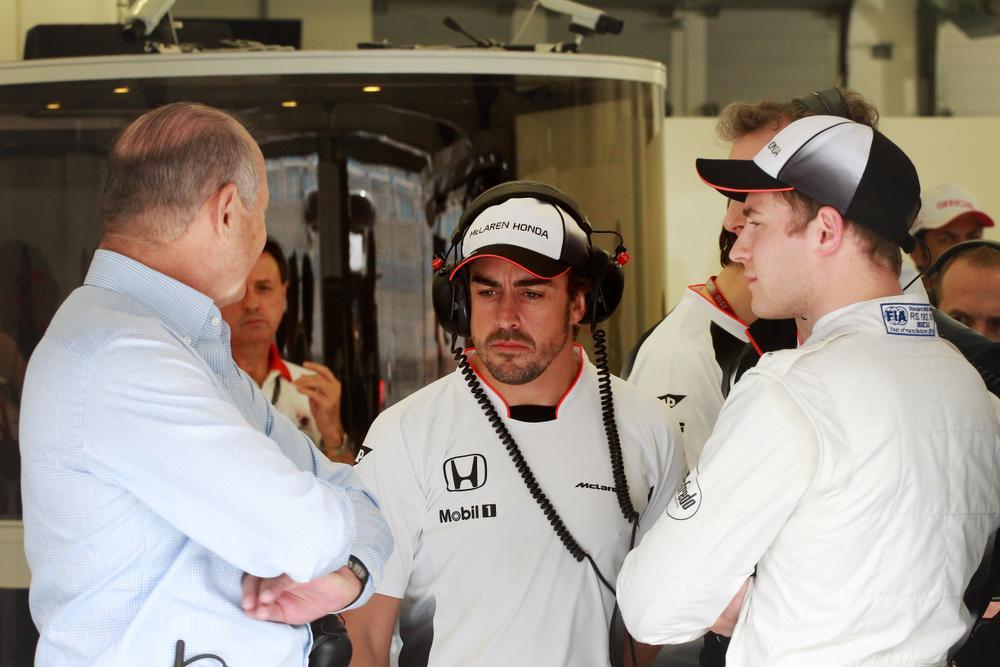 We zien McLaren-baas Ron Dennis bij Fernando Alonso en Stoffel Vandoorne.