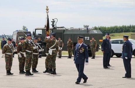 Bevelhebber van luchtmachtbasis Koksijde neemt afscheid... vanop kar van garnaalvissers