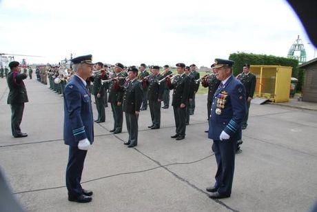 Bevelhebber van luchtmachtbasis Koksijde neemt afscheid... vanop kar van garnaalvissers