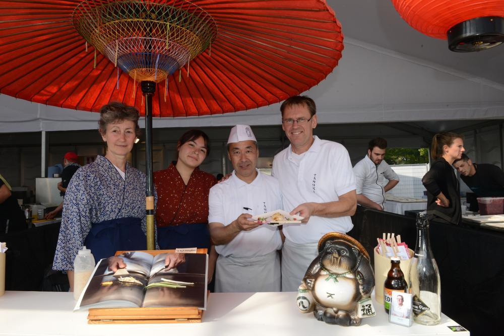Het team van Japans restaurant Tanuki: Londa Yukiji, Aki en Ivan. Zij bakken zeeduivel op de teppanyaki.