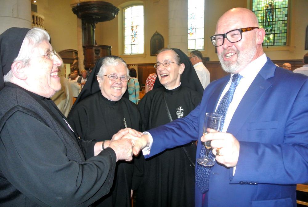 Pastoor Wim Seynaeve met de laatste Zusters Passionistinnen