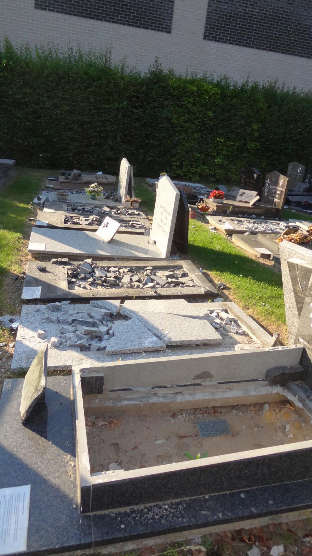21 grafzerken zwaar beschadigd op kerkhof in Meulebeke