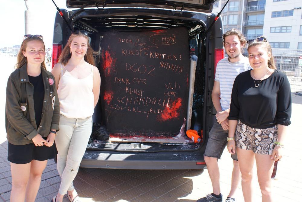 Studenten plaatsen 'kleine zwarte Rock Stranger' bij grote broertjes in Oostende