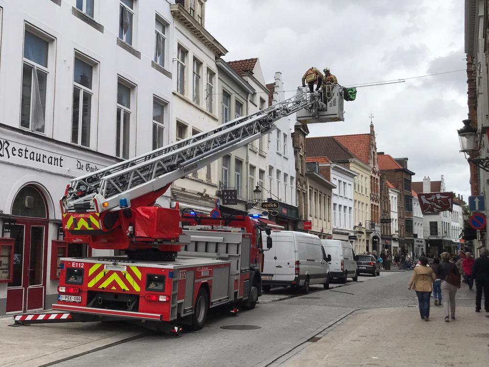 Ook in de Noordzandstraat in Brugge moest de brandweer ingrijpen.