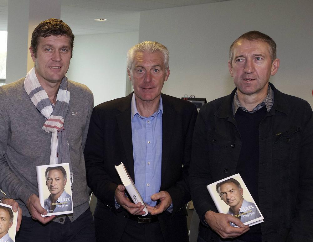 Het nieuwe leidende trio bij KVO, met coach Gert Verheyen, sportief directeur Hugo Broos en assistent-coach Franky Van der Elst, samen bij de boekvoorstelling van Marc Degryse in 2013