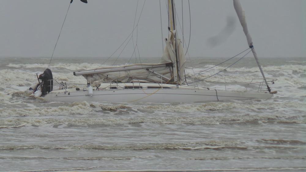 VIDEO Drie mensen van zeiljacht gered voor de kust van Zeebrugge