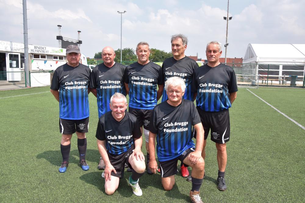 De ploeg uit Torhout speelt met truitjes van de Club Brugge Foundation.