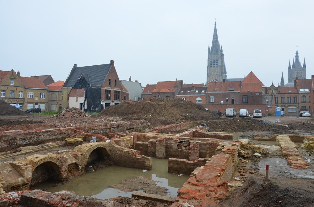 Archeologen graven honderden lichamen op in Ieper