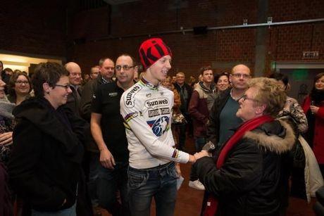Wereldkampioen Michael Vanthourenhout feestelijk ontvangen in eigen Wingene