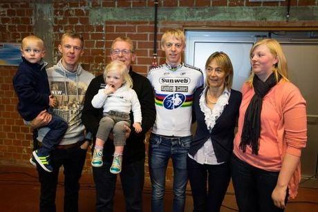 Wereldkampioen Michael Vanthourenhout feestelijk ontvangen in eigen Wingene