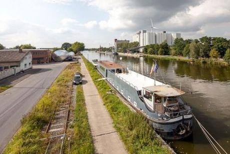 IN BEELD Deze droomwoonboot kan binnenkort de jouwe worden