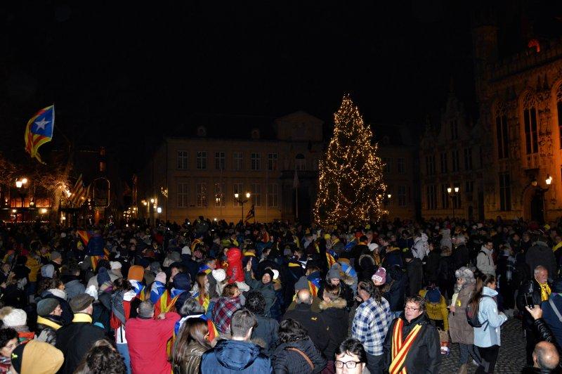 Catalanen houden volksfeest in Brugge aan de vooravond van Brusselse betoging