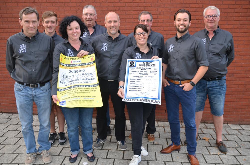 Het Loopcomité is dit jaar toe aan de 35ste organisatie van Dwars door Sint-Pieter. Op de foto tonen ze een van hun eerste affiches. (Foto BRU)