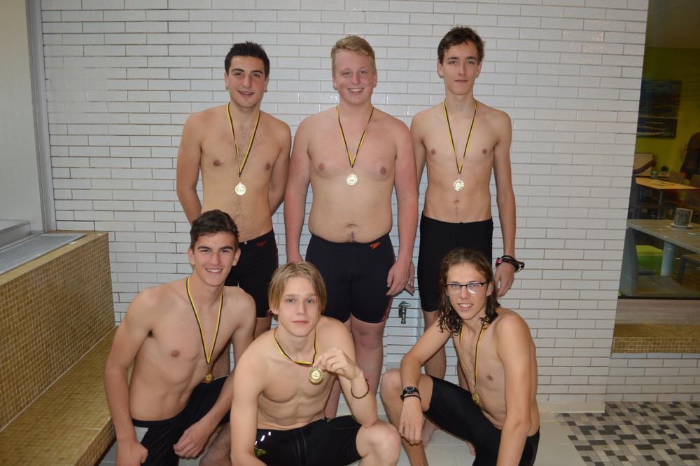De SVS-kampioenen van de zwemestafette