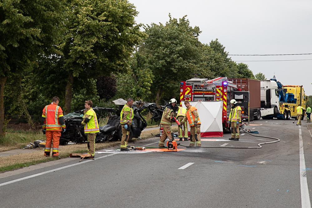 Bestuurder overlijdt na frontale botsing met vrachtwagen langs Ruiseledesteenweg in Tielt