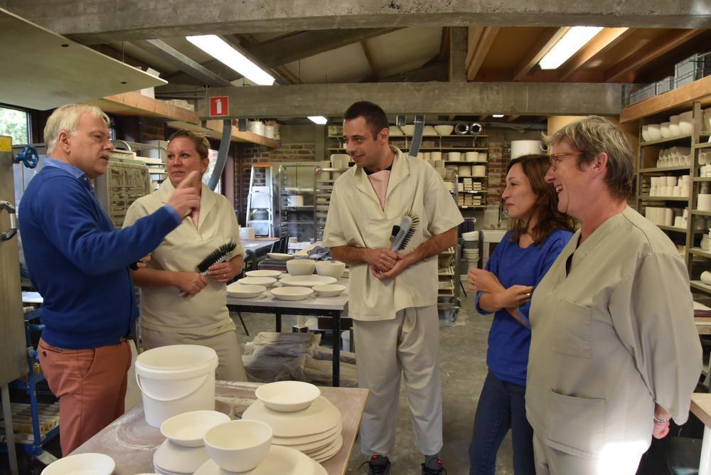 In de pottenbakkerij mocht Enrico alle stappen doorlopen om tot een gebakken pot te komen.