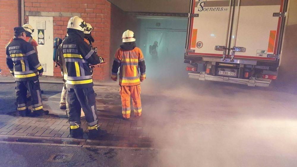 Brand bij bakkerijgrondstoffenbedrijf in Ingelmunster: vier brandweerkorpsen ter plaatse