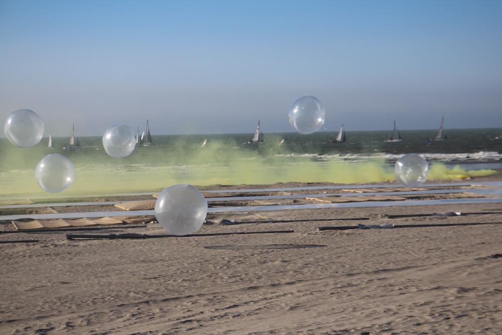 In Oostende vond de performance 'Reflector' plaats op het strand van de Oosteroever.