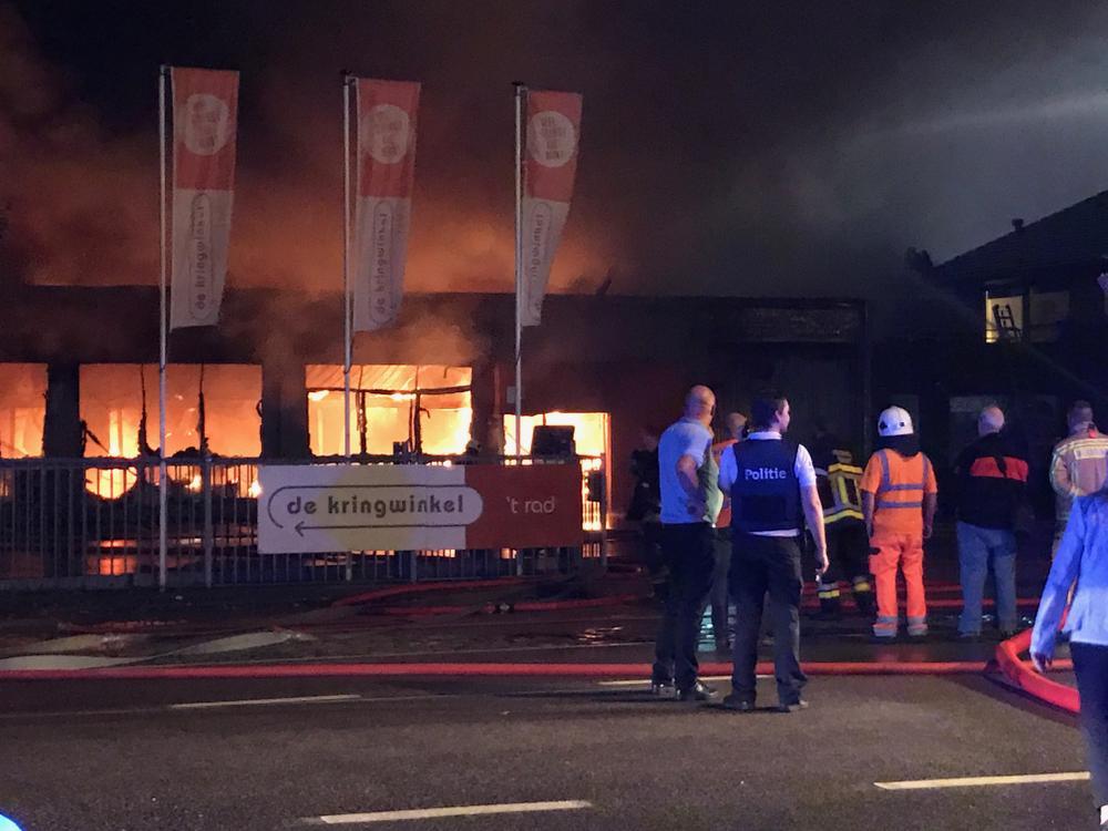 VIDEO Politie neemt uitgebrande kringloopwinkel in Zedelgem in beslag