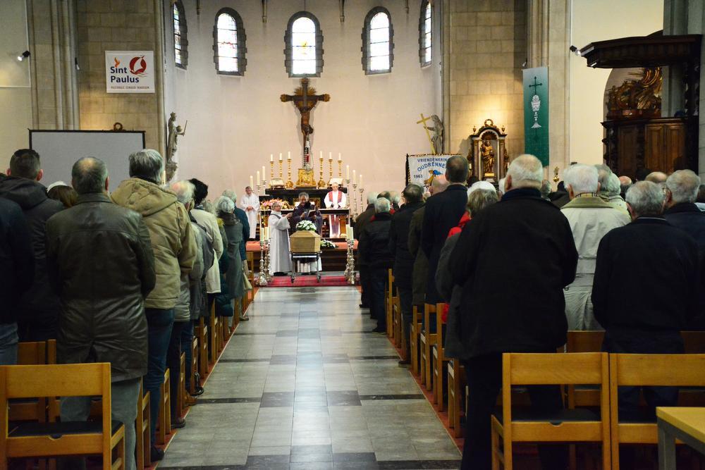 Er waren heel wat aanwezigen in de Heilige Familiekerk in Waregem om afscheid te nemen van Jef Braeckevelt.